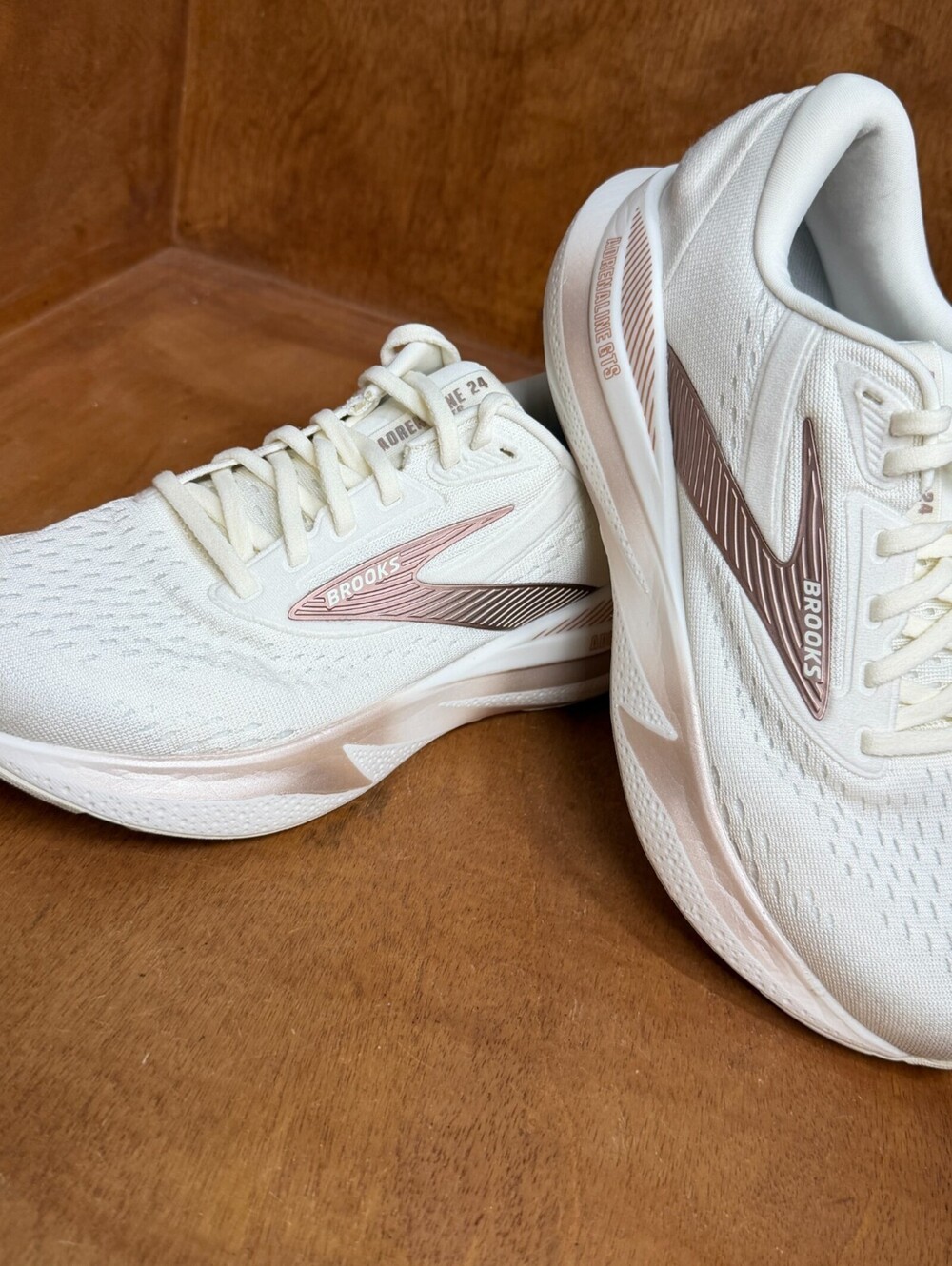 Brooks Adrenaline GTS 24 Shoes Womens Sz 8.5 Coconut Rose Gold White 1204261B181